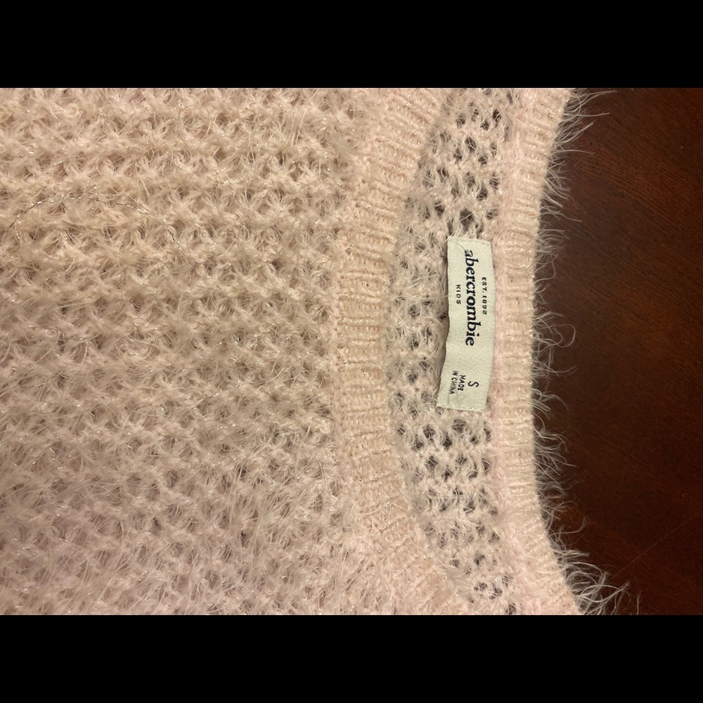 Beautiful design with soft touch Abercrombie kids top size S